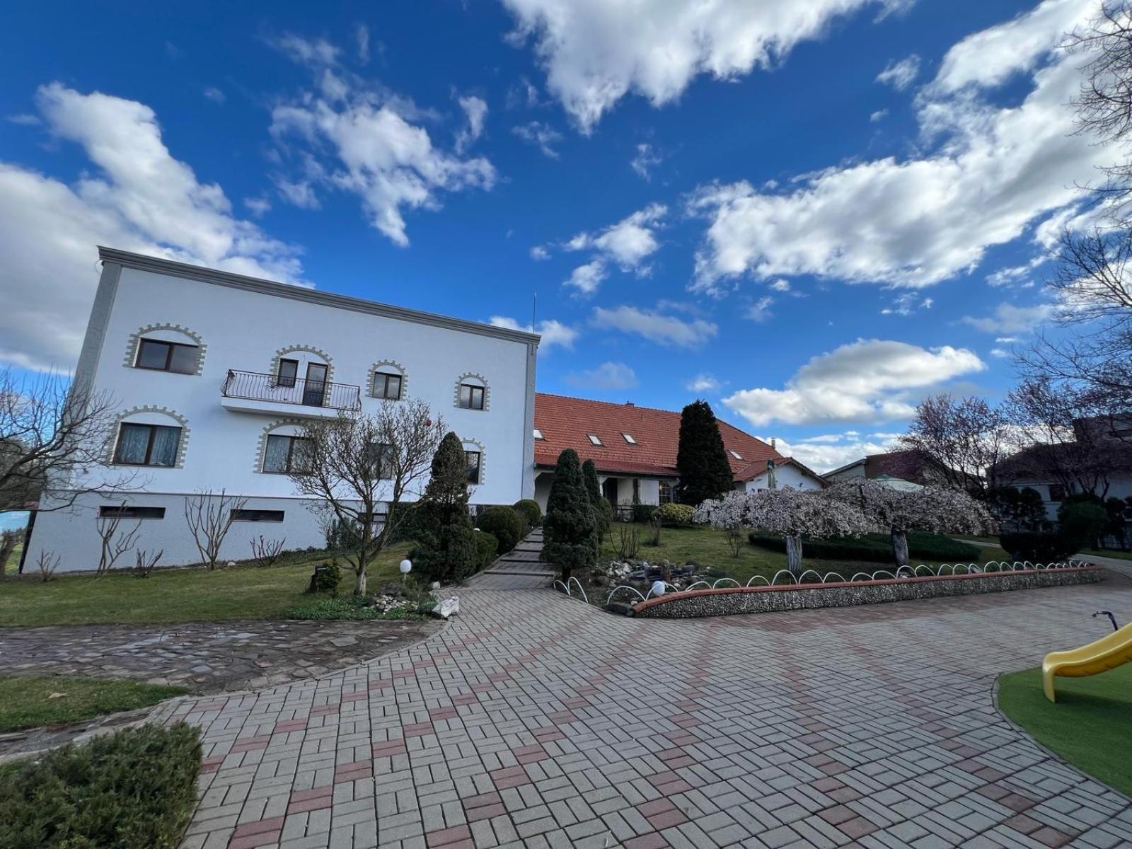 Colina Restaurant & Events Hotell Bistriţa Eksteriør bilde