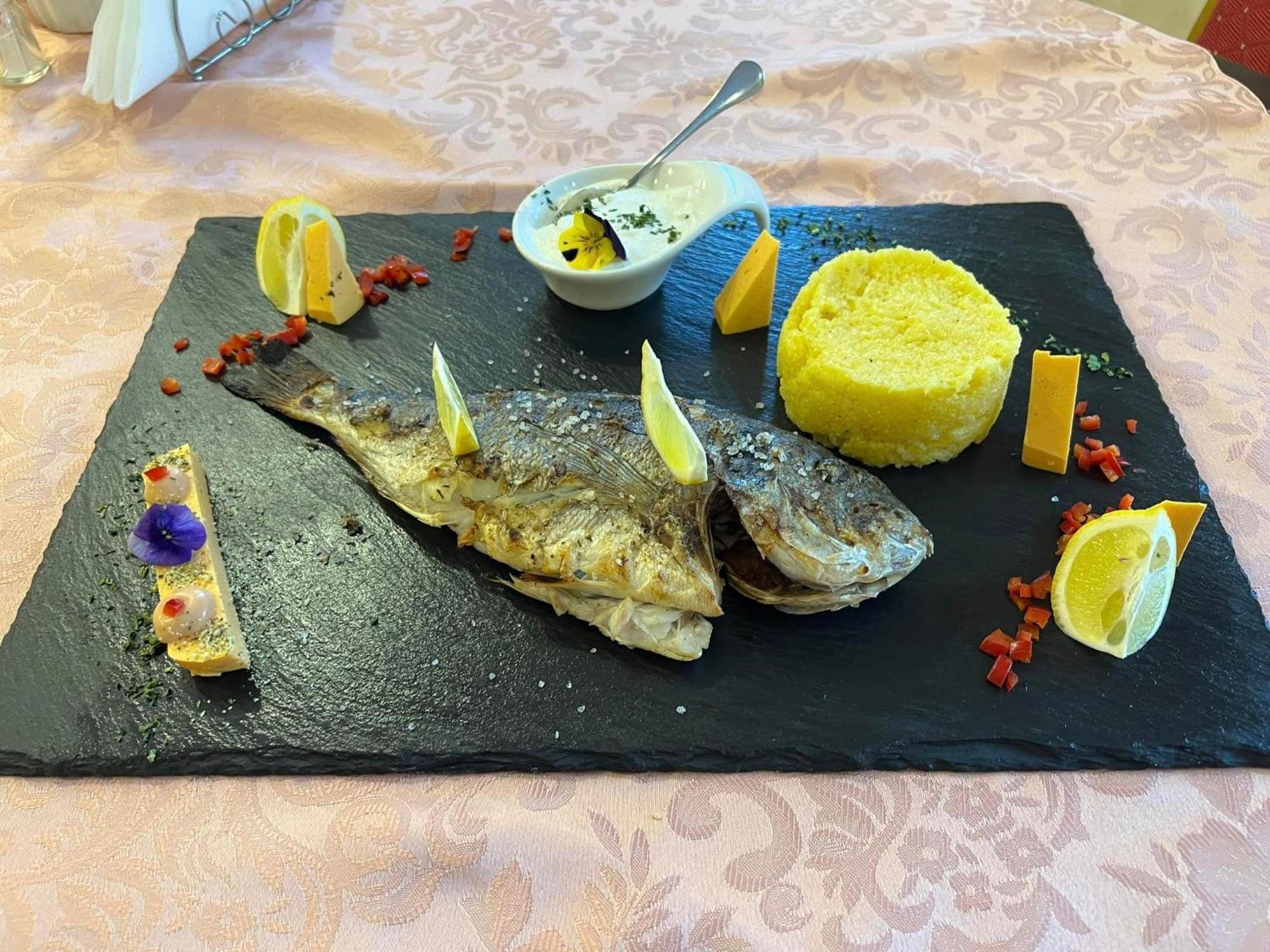 Colina Restaurant & Events Hotell Bistriţa Eksteriør bilde